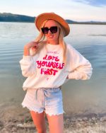 Bluza damska oversize z napisem Love Yourself First w kolorze kremowym