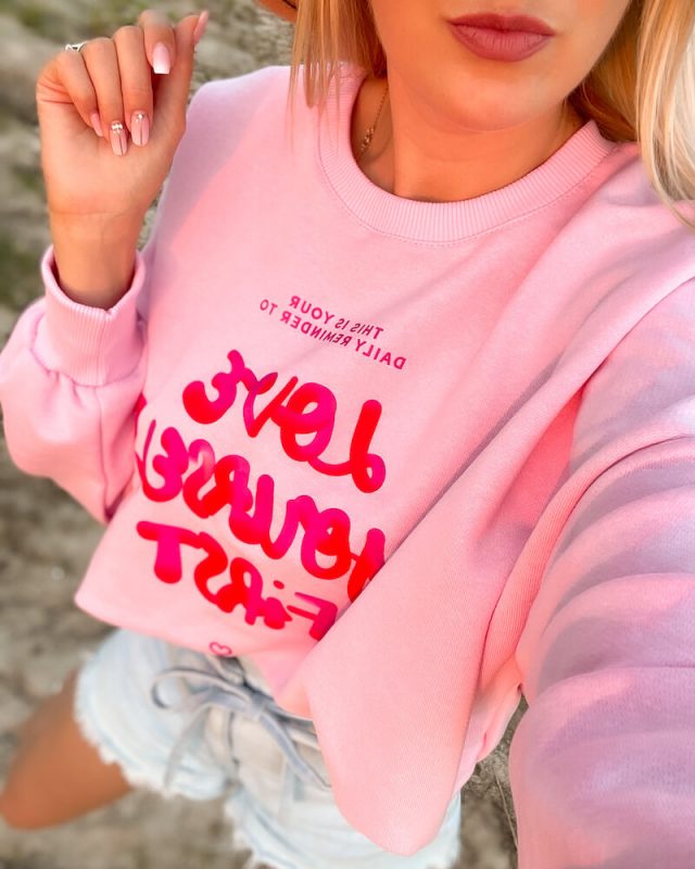 Bluza Damska Bawełniana Oversize z napisem Love Yourself First w kolorze pudrowego różu