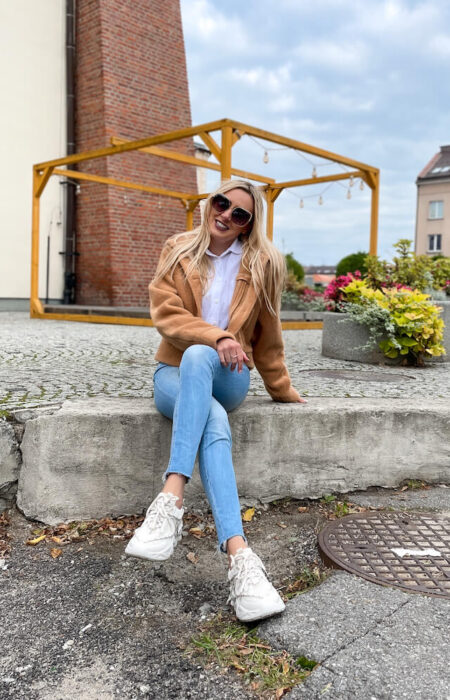 Młoda dziewczyna w białej koszuli i jeansach