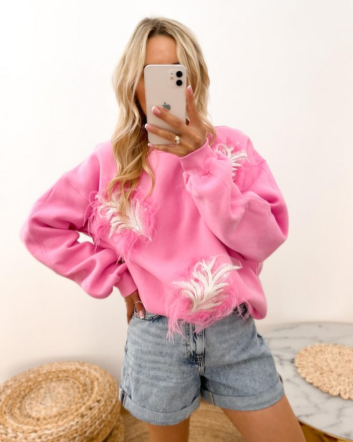 Bluza damska w kolorze różowym z ozdobną aplikacją piórek oraz koralików