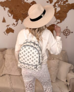 Kremowy plecak damski miejski z eko skóry prezentowany przez młodą dziewczynę