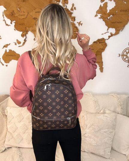 Brązowy plecak damski miejski z eko skóry prezentowany przez młodą dziewczynę