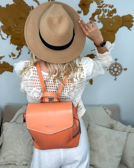 Plecak damski miejski pomarańczowy duży prezentowany przez młodą dziewczynę