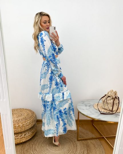 Długa sukienka w niebieski print z falbanami