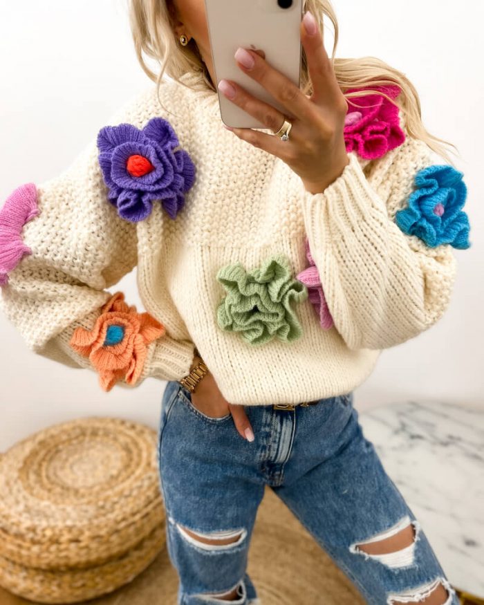 Kremowy sweter z aplikacjami 3D w kwiaty