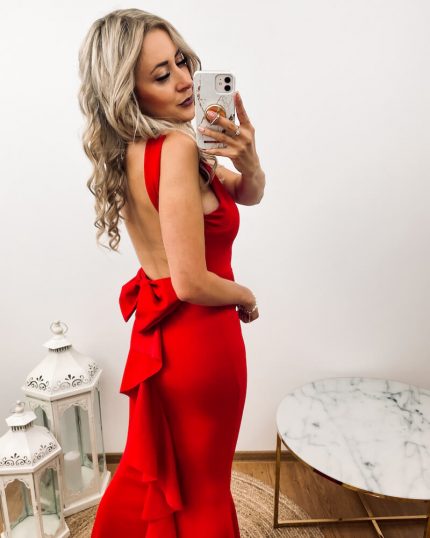 Długa sukienka z odkrytymi plecami i dużą czerwoną kokardą