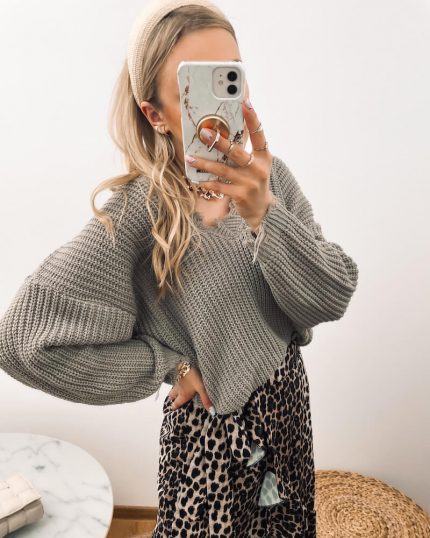 MÅ‚oda kobieta prezentuje sweter damski beÅ¼owy w eleganckiej stylizacji