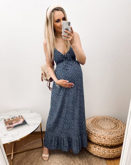 Sukienka ciążowa w stylu boho niebieska prezentowana przez młodą mamę