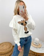 Bluza damska z aplikacją żyrafy i ozdobną falbaną w kolorze kremowym