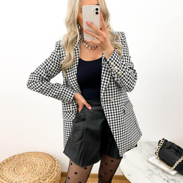 Młoda kobieta prezentuje krótkie spodenki damskie z eko skóry w kolorze czarnym