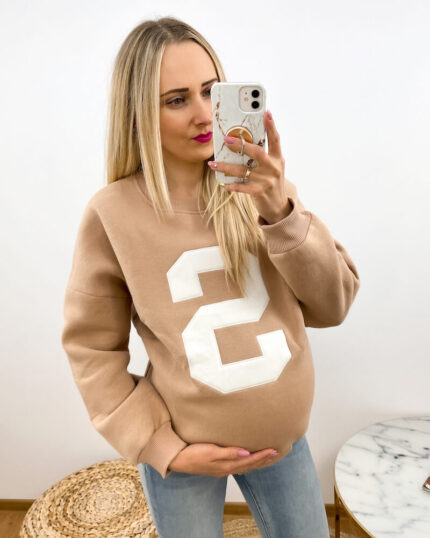 Bluza ciążowa beżowa z napisem S prezentowana przez młodą Mamę