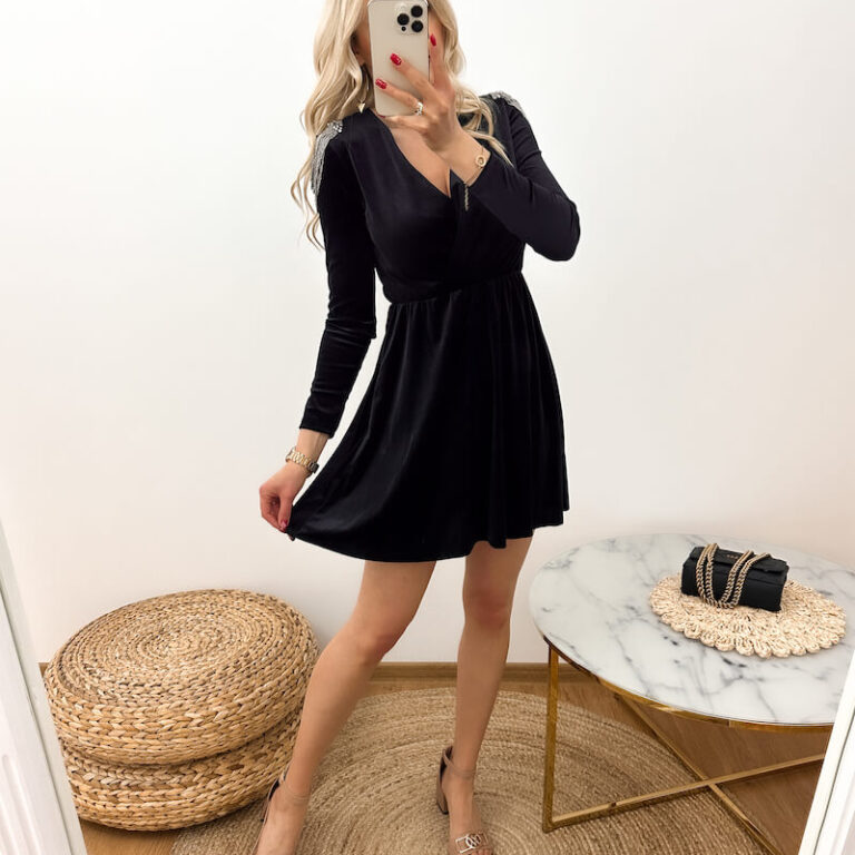 Sukienka welurowa czarna z ozdobnymi pagonami prezentowana przez młodą dziewczynę