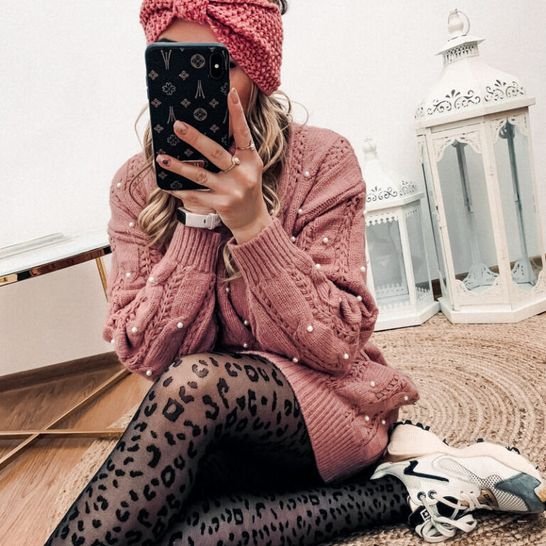 Opaska zimowa damska różowa prezentowana przez młodą dziewczynę