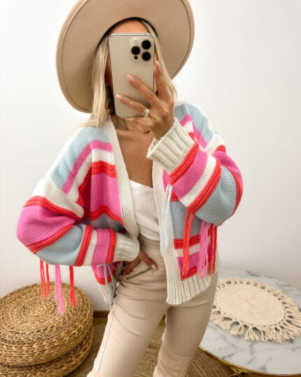 Kardigan damski boho z frędzlami kolorowe paski prezentowany przez młodą dziewczynę