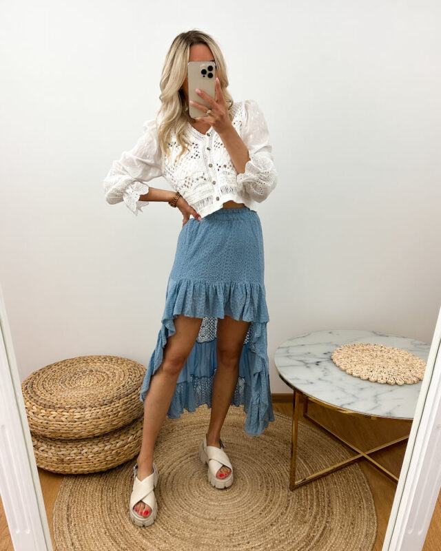 Asymetryczna spódnica koronkowa niebieska prezentowana przez młodą dziewczynę