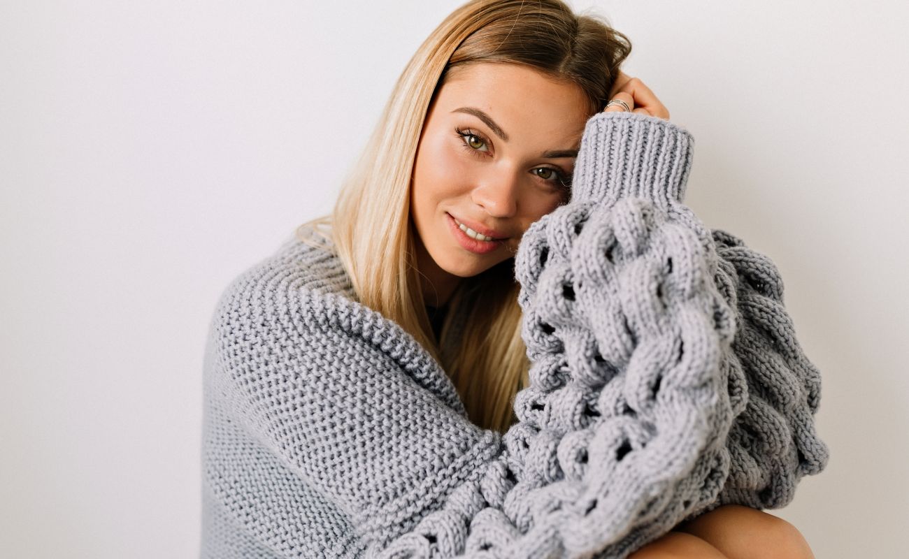 Sweter damski prezentowany przez mÅ‚odÄ… dziewczynÄ™