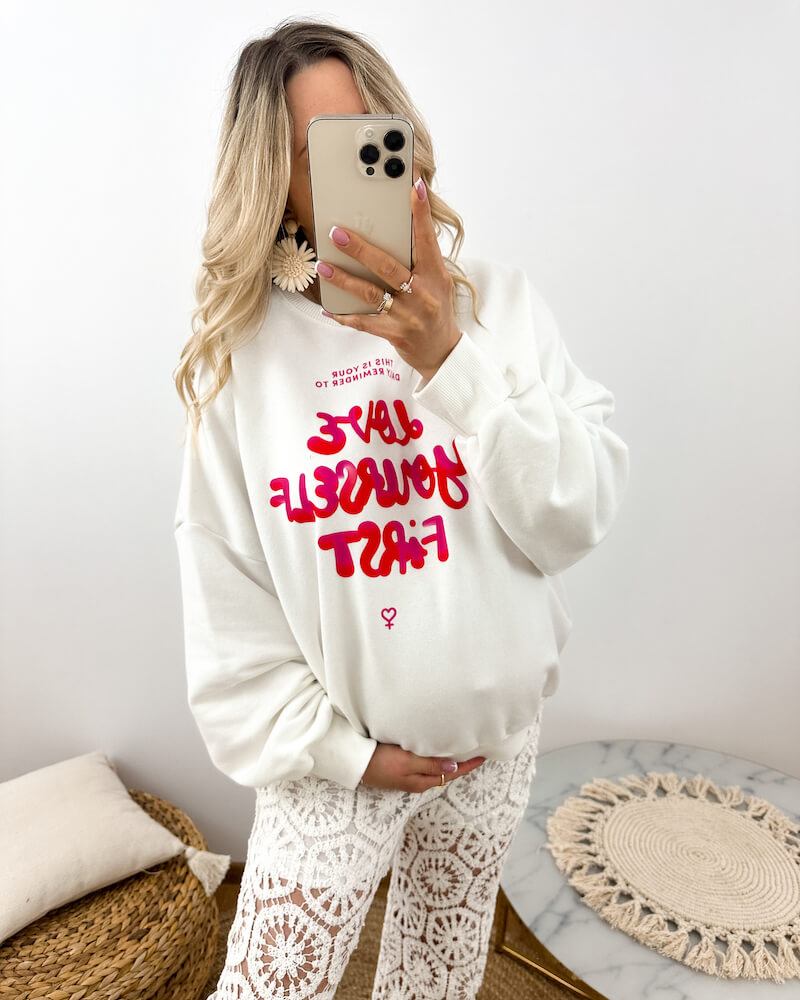 Bluza Ciążowa Biała z napisem Love Yourself First 2 Bluza ciążowa biała oversize z napisem Love Yourself First prezentowana przez młodą mamę