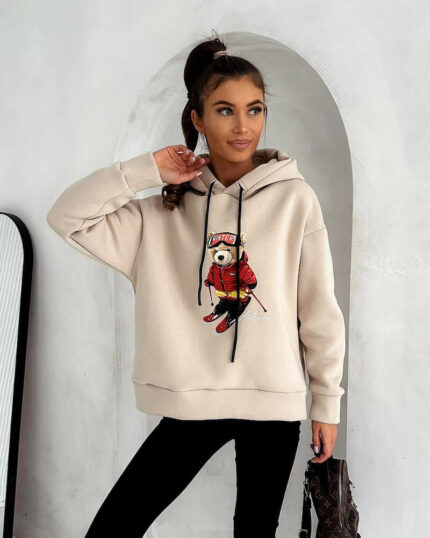 bluza damska z misiem narciarzem bezowa prezentowana przez młodą dziewczynę