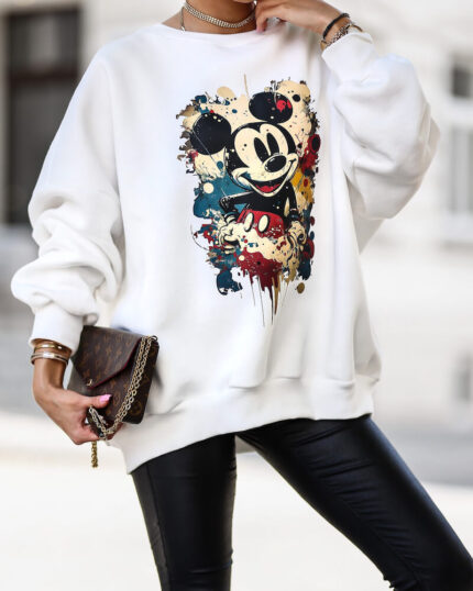 Biała bluza z myszką miki oversize bawełniana prezentowana przez młodą dziewczynę w stylizacji miejskiej