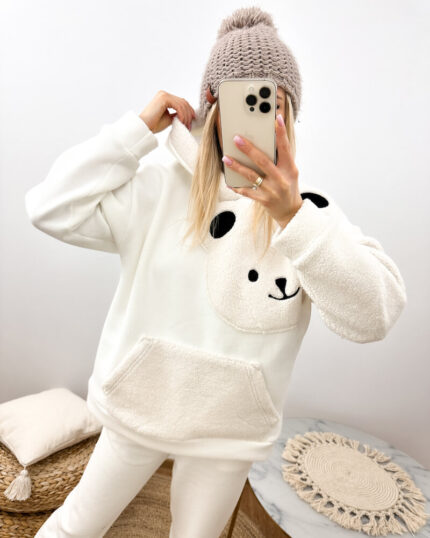 Kremowa Bluza z misiem pluszowym oversize ocieplana prezentowana przez młodą dziewczynę