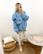 bluza z kokardą baby blue prezentowana w codziennej stylizacji przez młodą dziewczynę