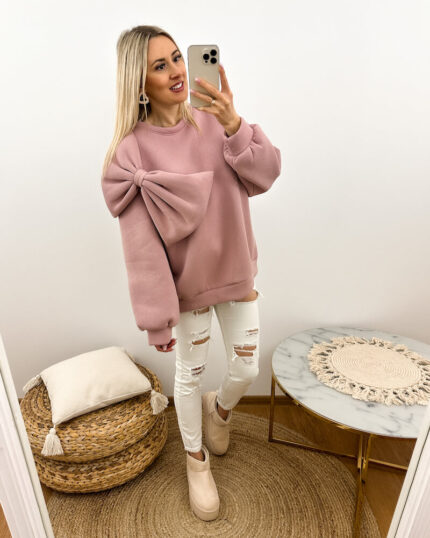 bluza z kokarda pudrowy róż prezentowana w codziennej stylizacji przez młodą dziewczynę