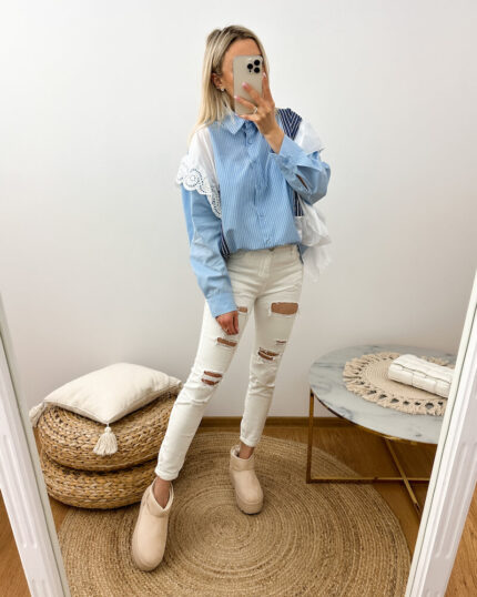 Koszula damska w paski z koronką niebieska prezentowana przez młodą dziewczynę