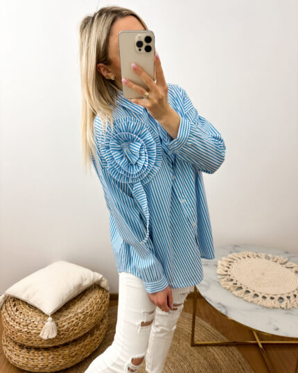 koszula w paski z różą 3d niebieska prezentowana przez młodą dziewczynę