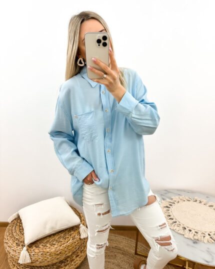 Niebieska koszula damska oversize rayon prezentowana przez młodą dziewczynę