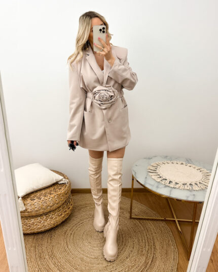 Beżowa marynarka róża 3D z paskiem prezentowana przez młodą dziewczynę