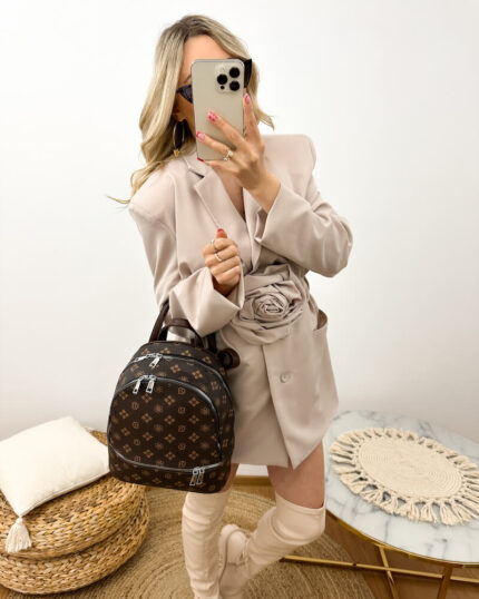 Brązowy plecak damski miejski z eko skóry prezentowany przez młodą dziewczynę