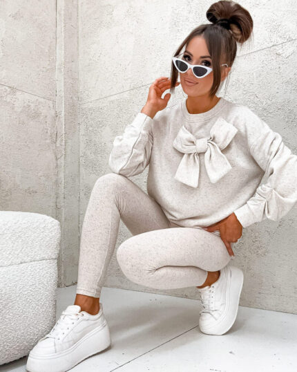 Beżowe legginsy w prążek bawełna prezentowane przez młodą dziewczynę