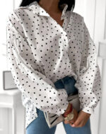 biala koszula w serduszka. oversize prezentowana przez młodą dziewczynę