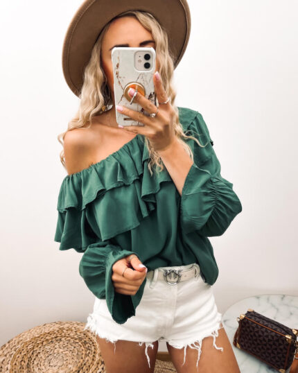 Bluzka hiszpanka butelkowa zieleń w stylu boho prezentowana przez młodą dziewczynę