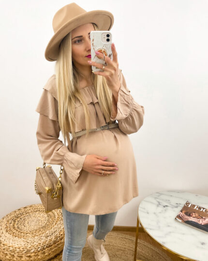 Beżowa bluzka ciążowa hiszpanka prezentowana przez Kobietę w ciąży