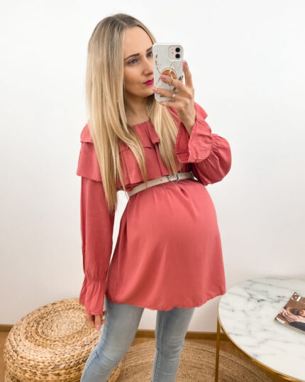 Koralowa bluzka ciążowa hiszpanka prezentowana przez Kobietę w ciąży