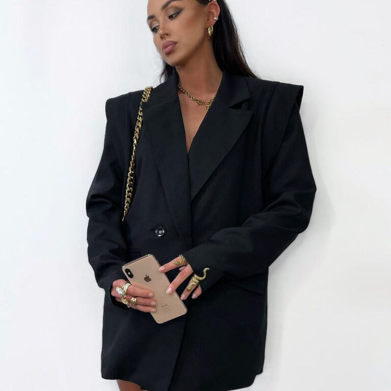 Czarna marynarka damska oversize La Milla prezentowana przez młodą dziewczynę