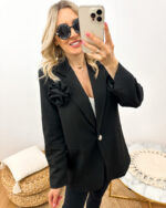 Czarna marynarka z różą 3d oversize prezentowana przez młodą dziewczynę