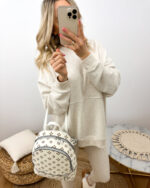 Kremowy plecak damski miejski z eko skóry prezentowany przez młodą dziewczynę