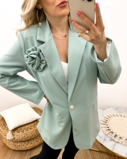 Miętowa marynarka z różą 3D oversize prezentowana przez młodą dziewczynę