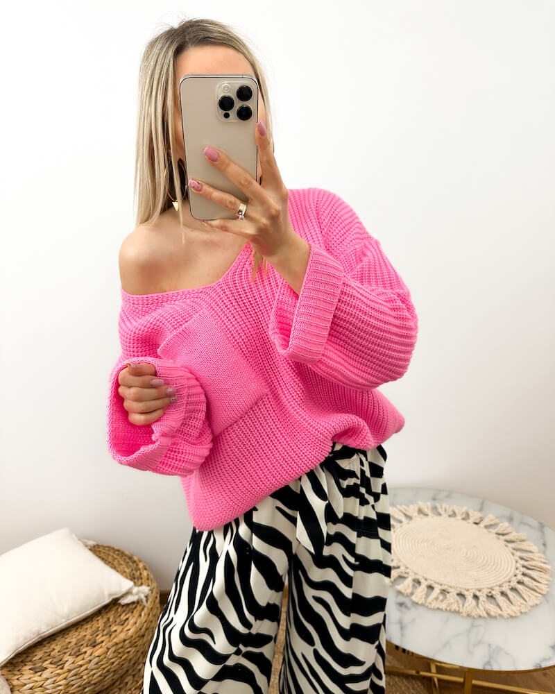 rozowy sweter damski dekolt v oversize z kieszenia3 Różowy sweter damski dekolt V z kieszenią oversize prezentowany przez młodą dziewczynę