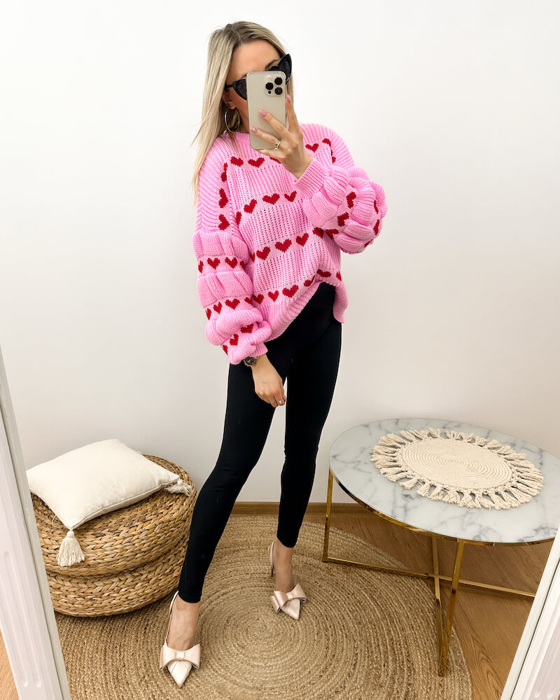 różowy sweter w serduszka oversize10 Różowy sweter w serduszka oversize prezentowany przez młodą dziewczynę