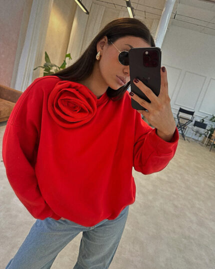 Czerwona Bluza Róża 3D Oversize Bawełniana prezentowana przez młodą dziewczynę