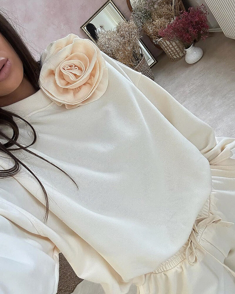 Kremowa bluza róża 3d bawełniana oversize5 Kremowa Bluza Róża 3D Oversize Bawełniana prezentowana przez młodą dziewczynę