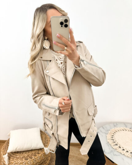 Beżowa ramoneska damska oversize z ekoskóry prezentowana przez młodą dziewczynę