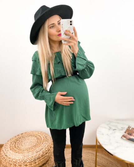 Zielona bluzka ciążowa hiszpanka boho oversize prezentowana przez młodą mamę