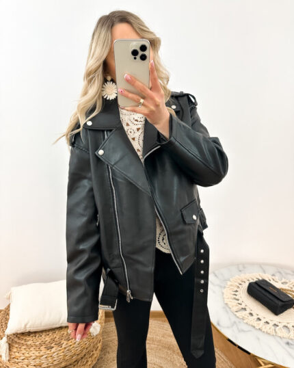 Czarna ramoneska damska oversize z ekoskóry prezentowana przez młodą dziewczynę