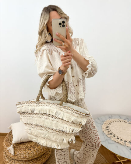 koszyk plażowy z frędzlami boho maxi słomkowy prezentowany przez młodą dziewczynę