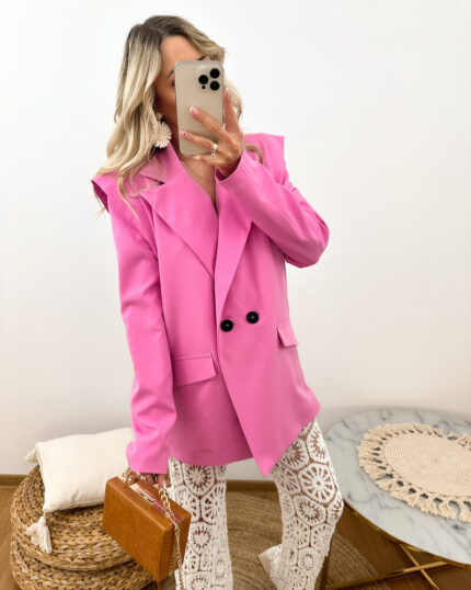 Różowa marynarka damska oversize La Milla prezentowana przez młodą dziewczynę