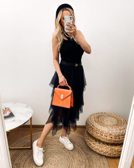 Czarna tiulowa spódnica midi prezentowana przez młodą dziewczynę